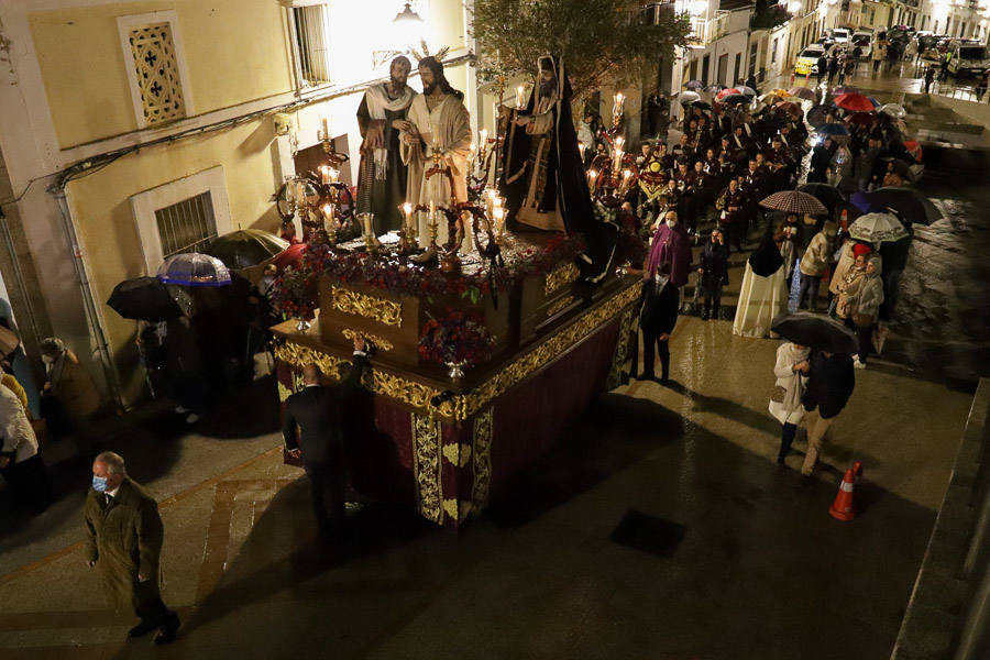 La lluvia no impidió el estreno del Cristo del Perdón en el Lunes Santo.