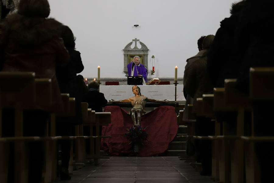Viacrucis parroquial en la iglesia de San Juan el Viernes de Dolores.