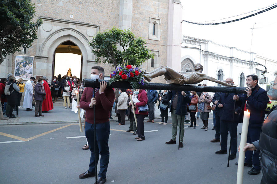 Viacrucis parroquial en la iglesia de San Juan el Viernes de Dolores.