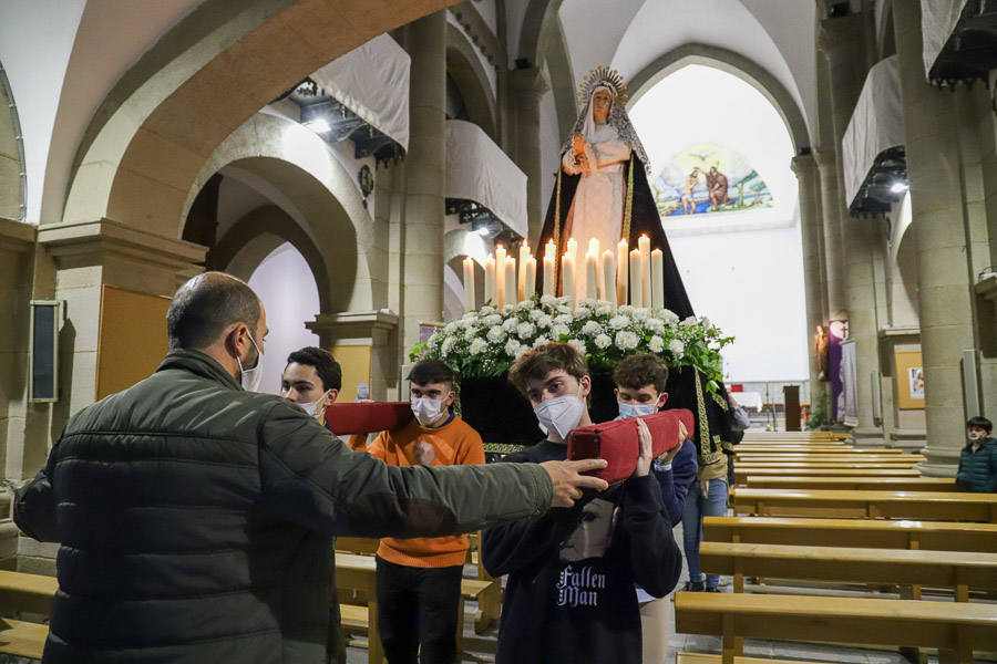Viacrucis parroquial en la iglesia de San Juan el Viernes de Dolores.