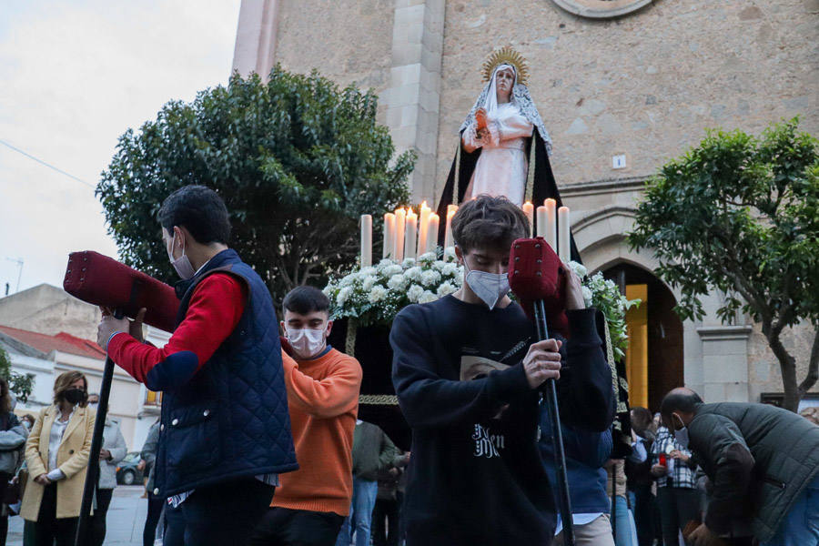Viacrucis parroquial en la iglesia de San Juan el Viernes de Dolores.