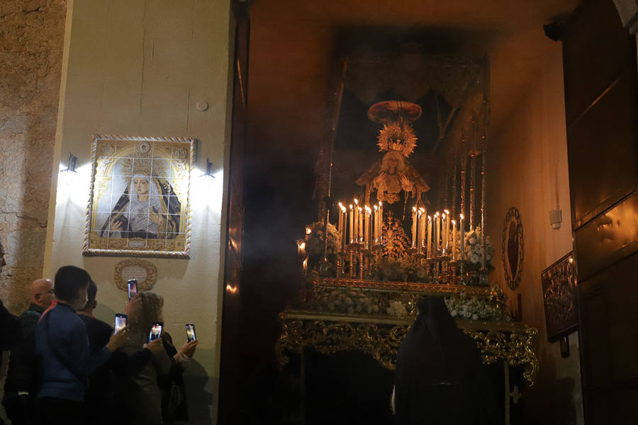 Solemnidad y silencio para acompañar al Cristo Yacente y La Soledad.
