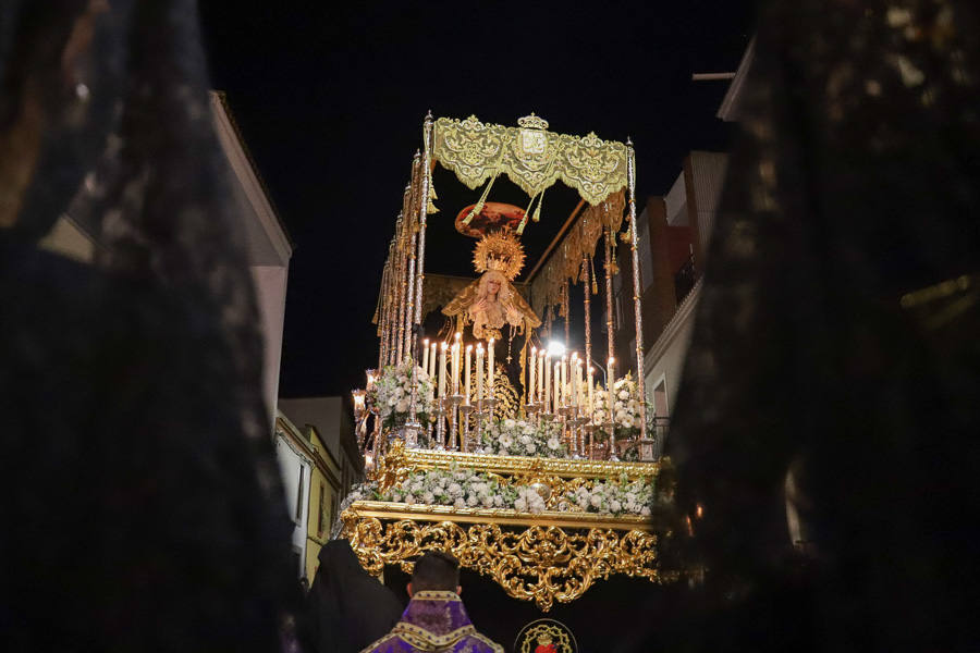 Solemnidad y silencio para acompañar al Cristo Yacente y La Soledad.