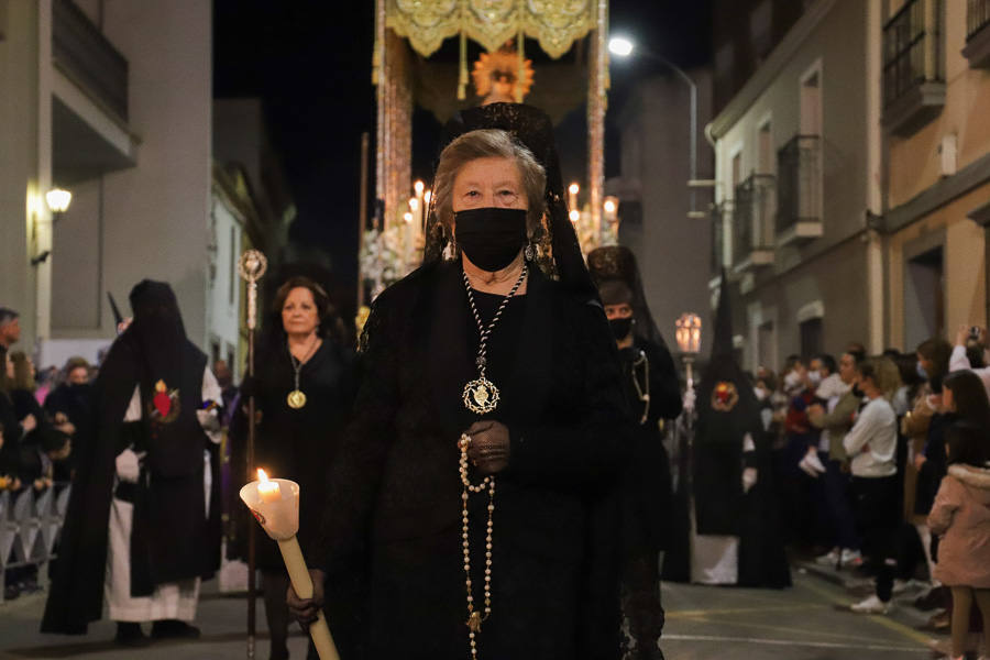 Solemnidad y silencio para acompañar al Cristo Yacente y La Soledad.