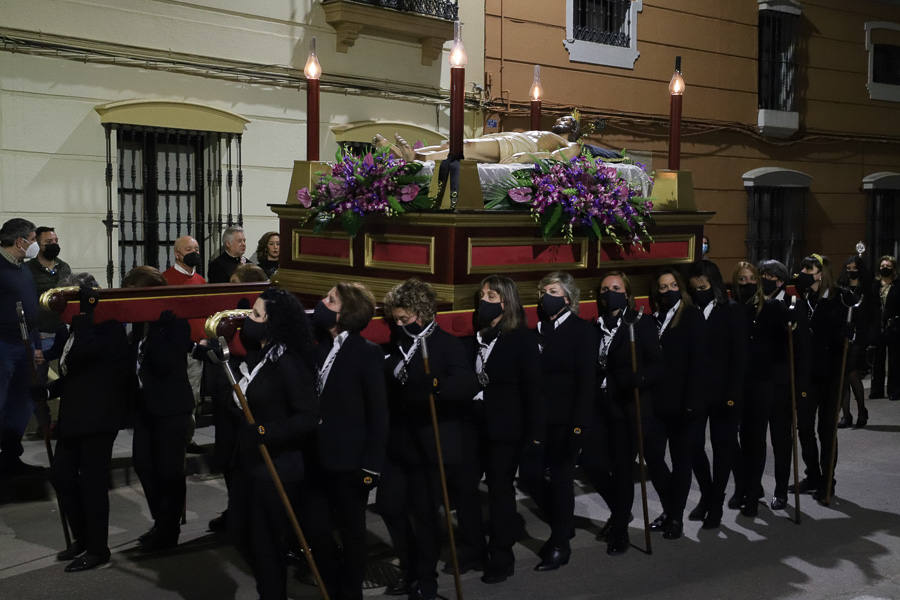 Solemnidad y silencio para acompañar al Cristo Yacente y La Soledad.