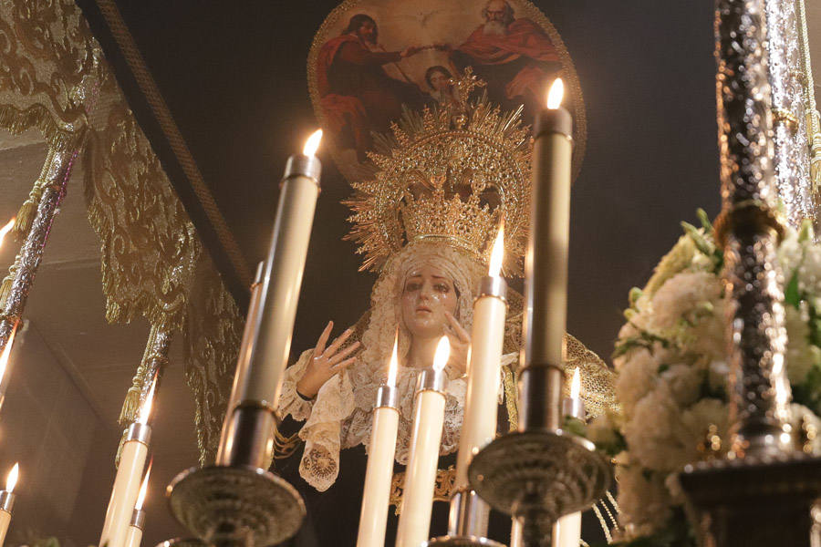 Solemnidad y silencio para acompañar al Cristo Yacente y La Soledad.