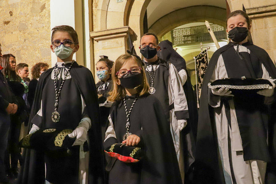 Solemnidad y silencio para acompañar al Cristo Yacente y La Soledad.