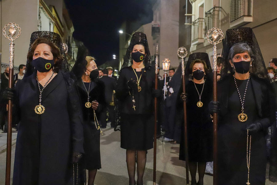 Solemnidad y silencio para acompañar al Cristo Yacente y La Soledad.