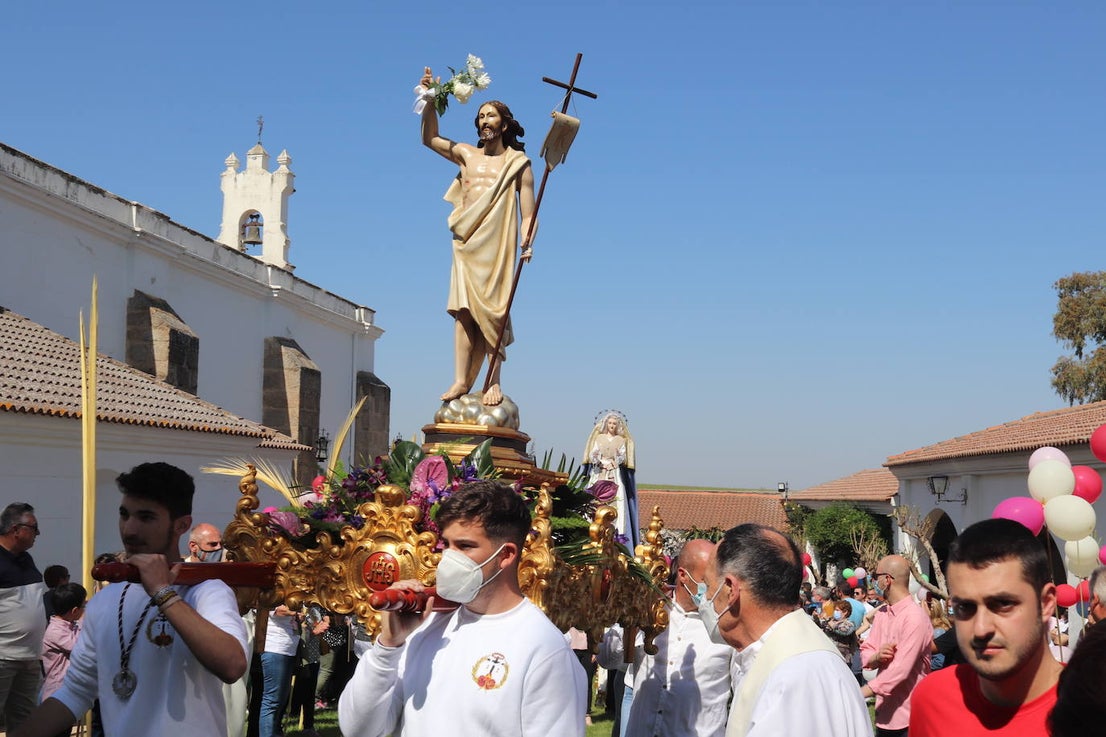 Procesión alrededor de la ermita de las Cruces.