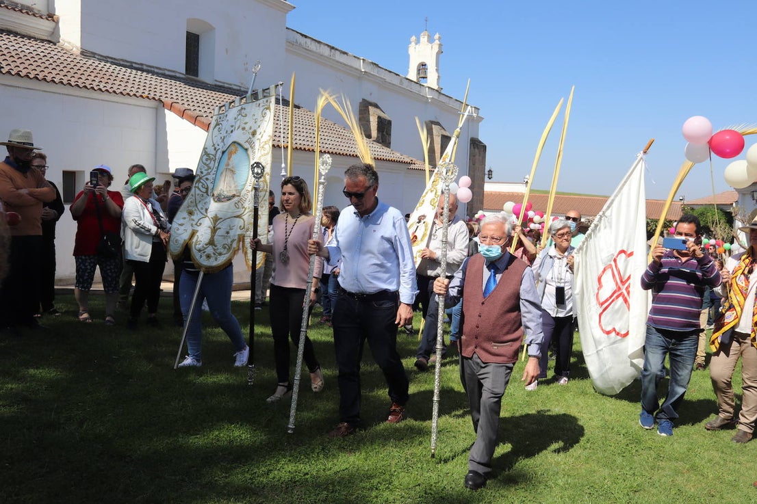 Procesión alrededor de la ermita de las Cruces.