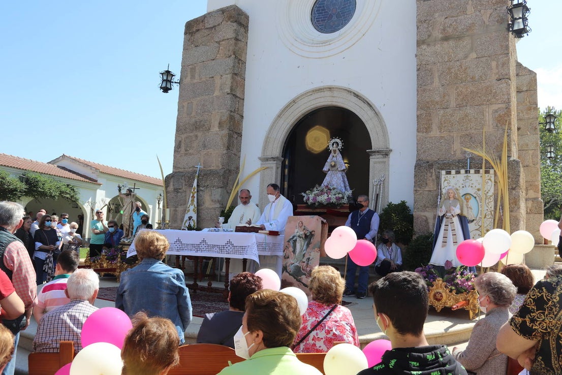 Procesión alrededor de la ermita de las Cruces.