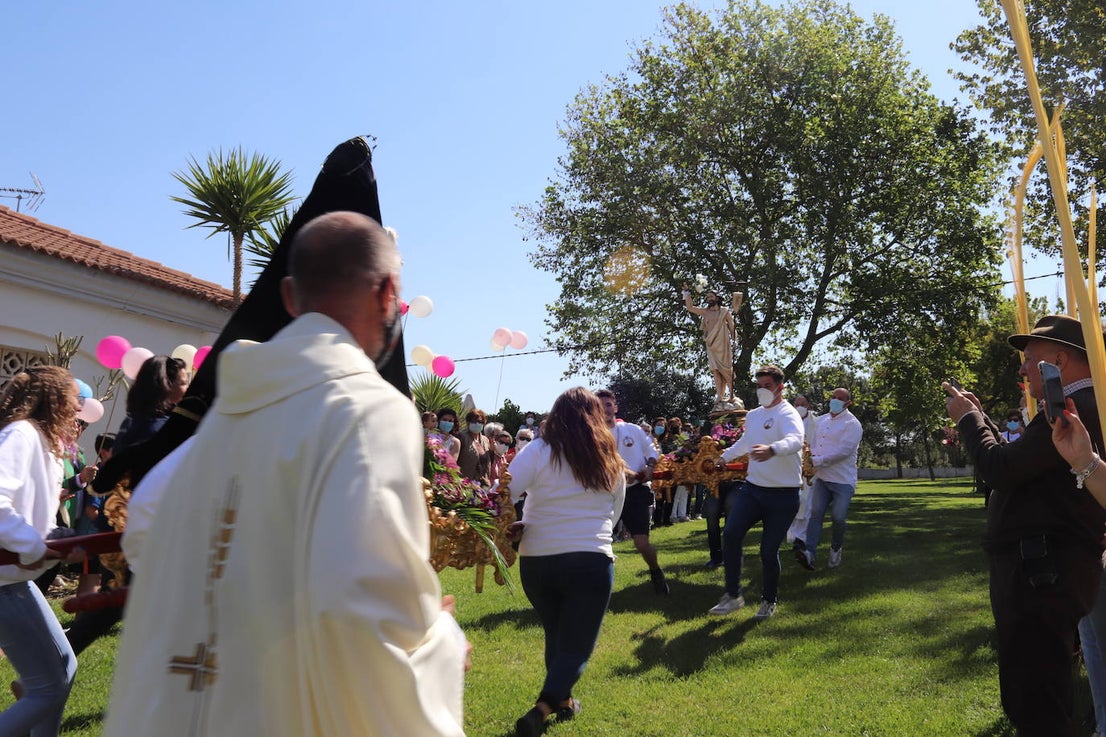 Procesión alrededor de la ermita de las Cruces.