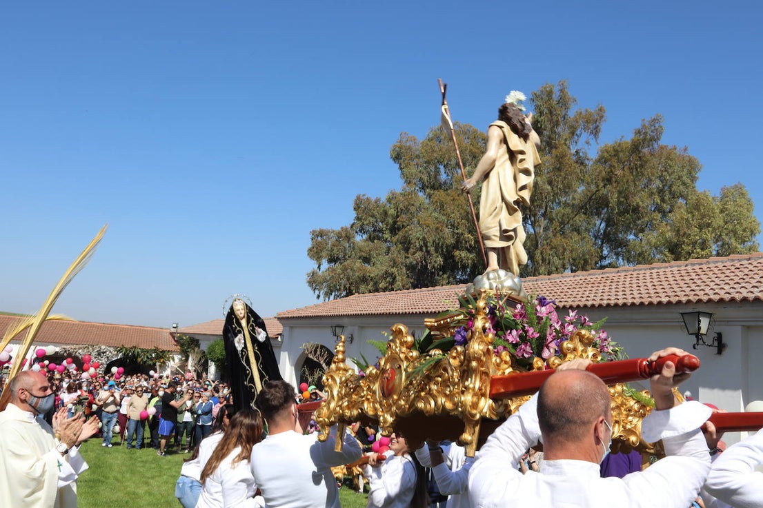 Procesión alrededor de la ermita de las Cruces.