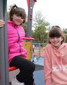 Imagen secundaria 2 - Los más pequeños disfrutan de su estancia en Don Benito. 