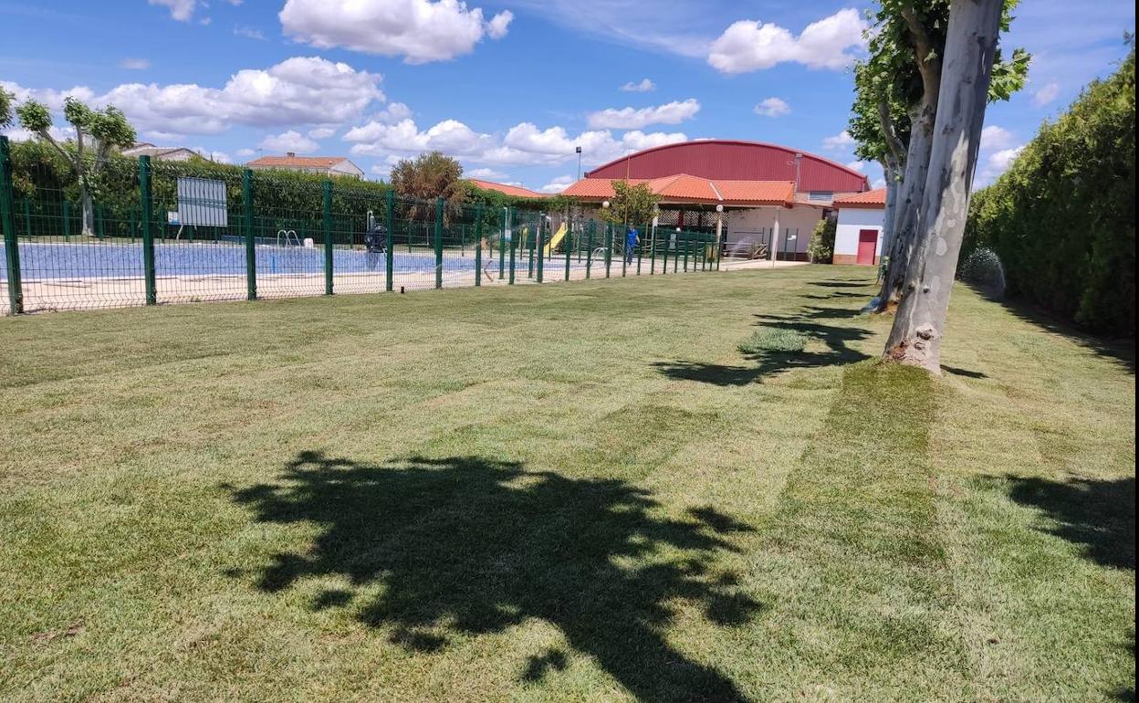 La piscina municipal de Vivares se prepara para sus vecinos. 