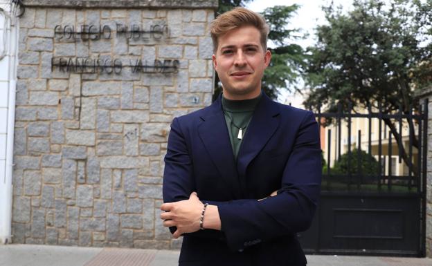 Daniel estudió en el colegio Francisco Valdés de Don Benito. 