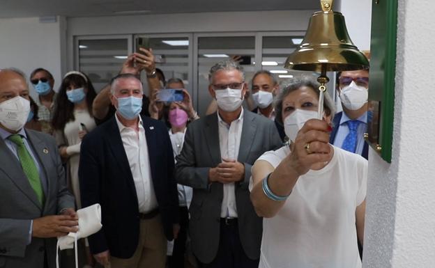 Pepi ha sido la primera en dar los tres golpes de campana como símbolo del final de su tratamiento.