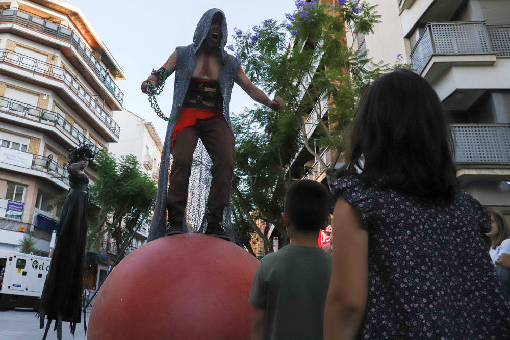 La zona comercial disfrutó del pasacalles 'Dioses y Monstruos'