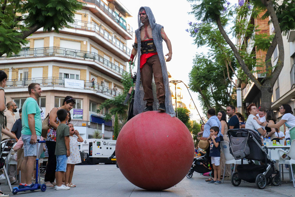 La zona comercial disfrutó del pasacalles 'Dioses y Monstruos'