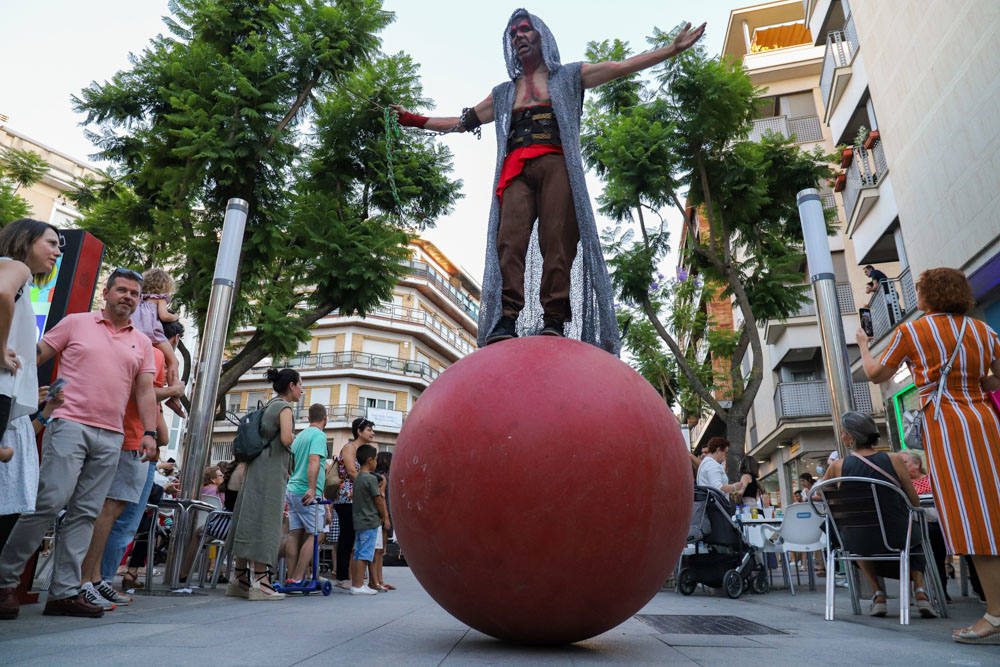 La zona comercial disfrutó del pasacalles 'Dioses y Monstruos'