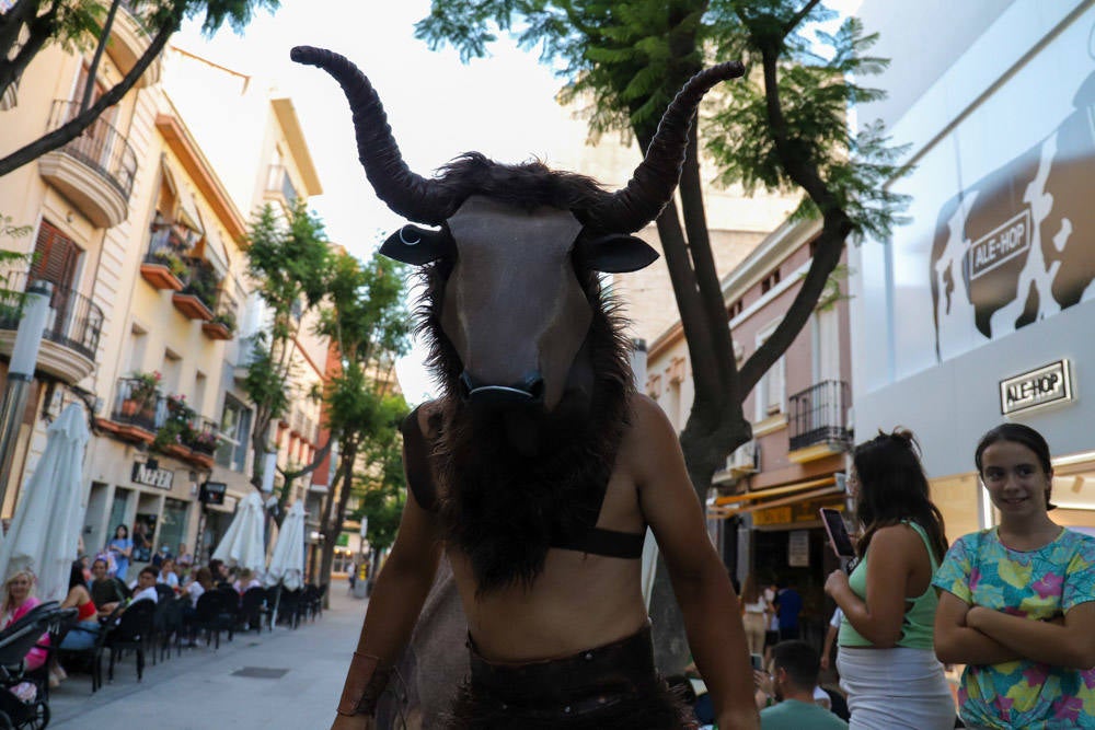 La zona comercial disfrutó del pasacalles 'Dioses y Monstruos'