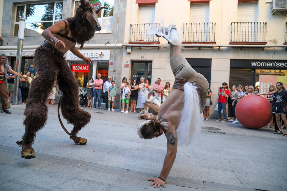 La zona comercial disfrutó del pasacalles 'Dioses y Monstruos'