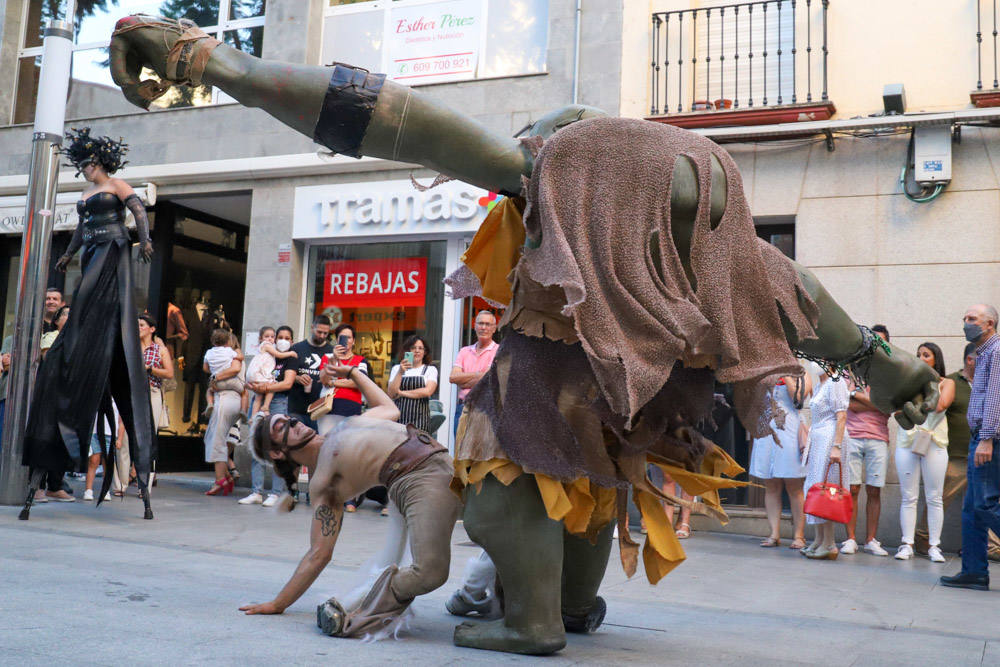 La zona comercial disfrutó del pasacalles 'Dioses y Monstruos'