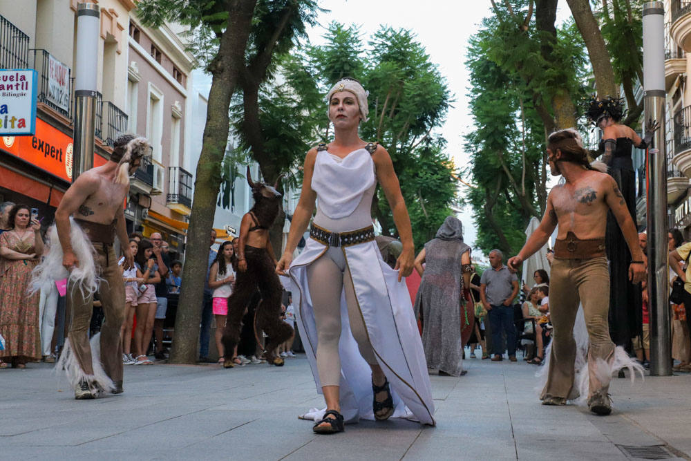 La zona comercial disfrutó del pasacalles 'Dioses y Monstruos'