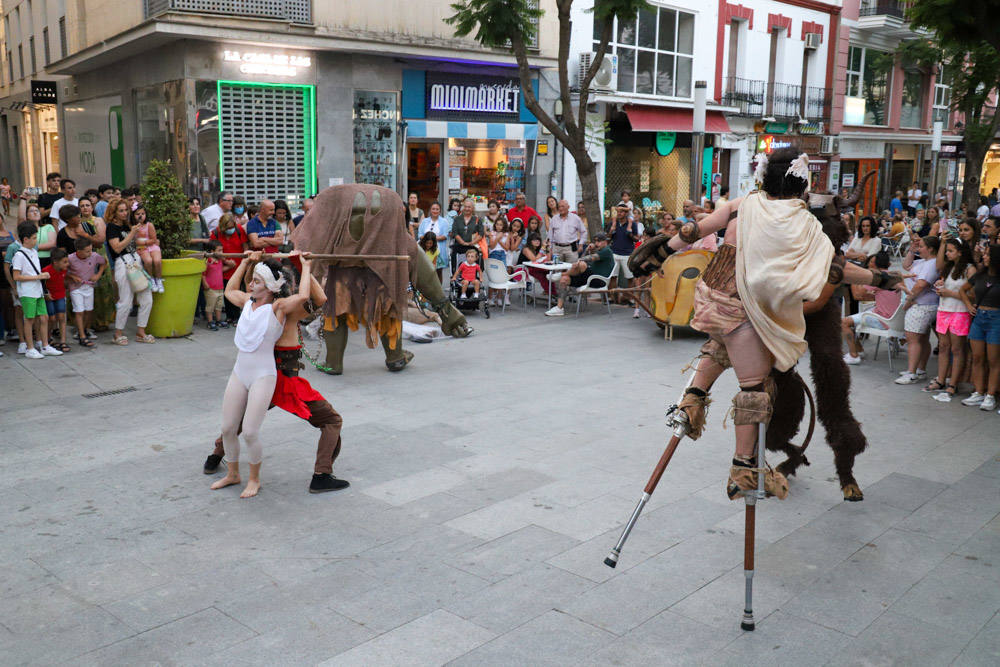 La zona comercial disfrutó del pasacalles 'Dioses y Monstruos'