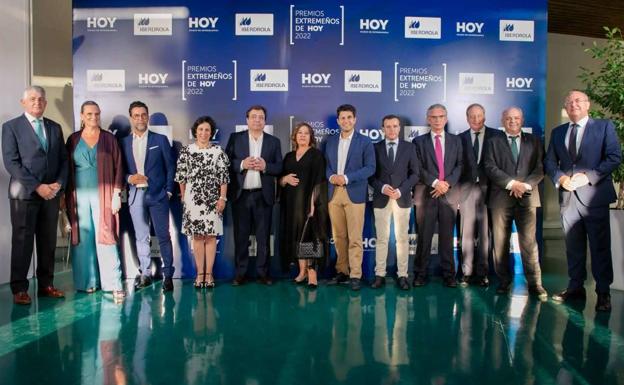 Premiados junto a autoridades y directivos de Vocento. 