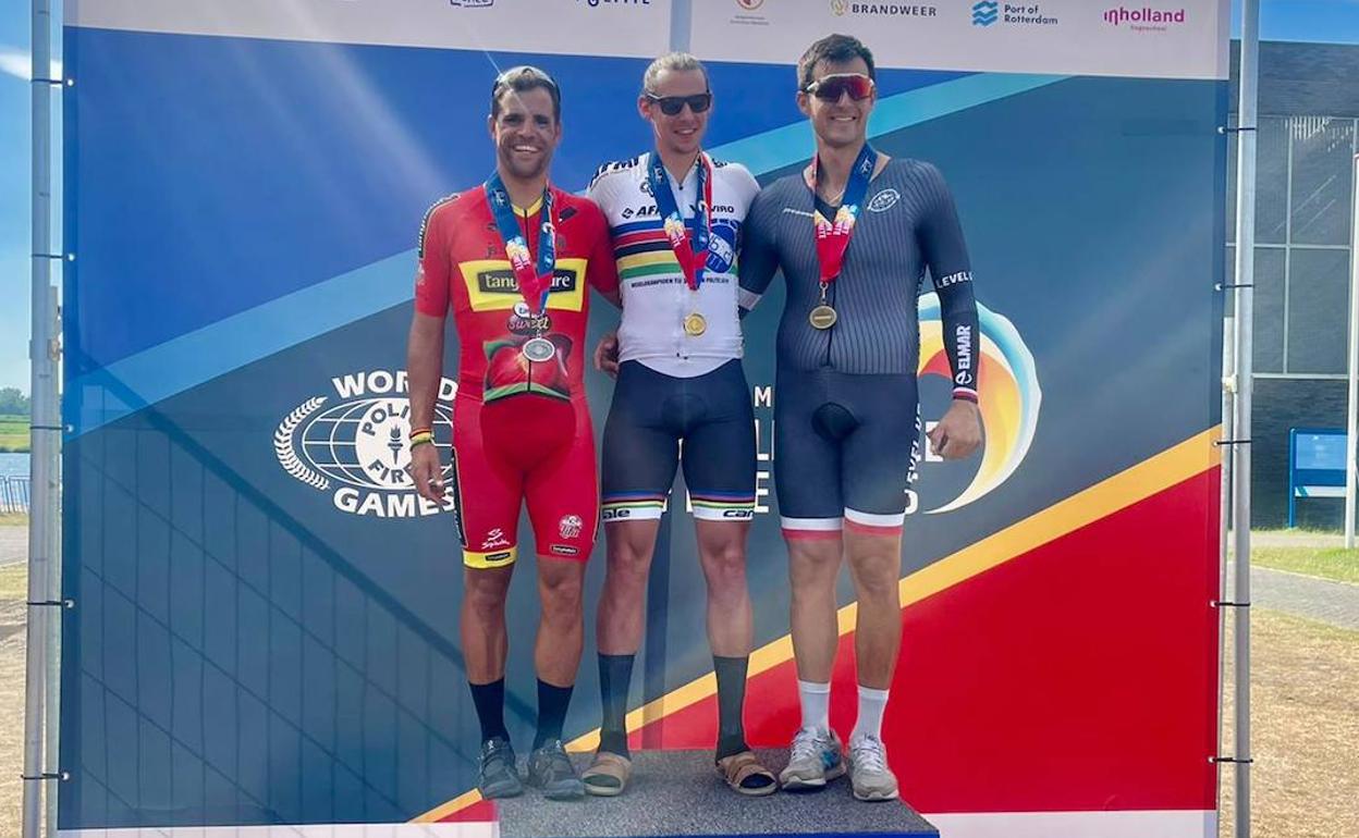 Javier Sánchez Cidoncha, en la ceremonia de entrega de la medalla de plata lograda. 