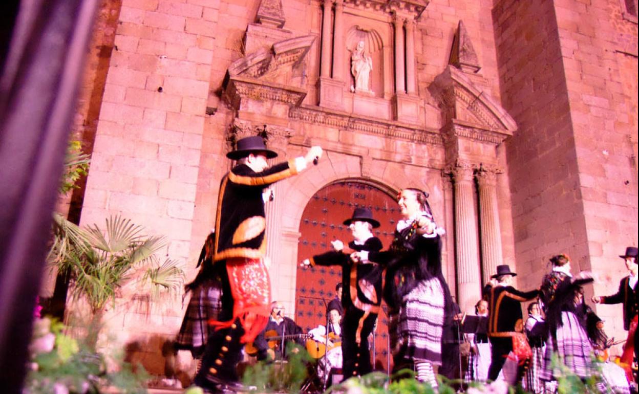 Los festivales folclóricos se trasladan este fin de semana a Feval por las obras en la plaza de España
