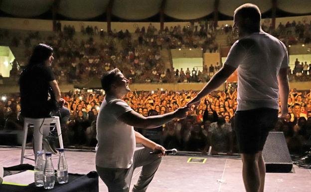 Imagen principal - Una petición de matrimonio, público emocionado y Sergio Lucas como telonero. 