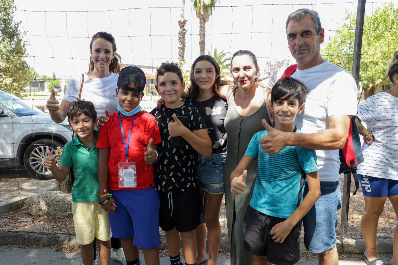 Despedida de los pequeños y sus familias en Don Benito. 