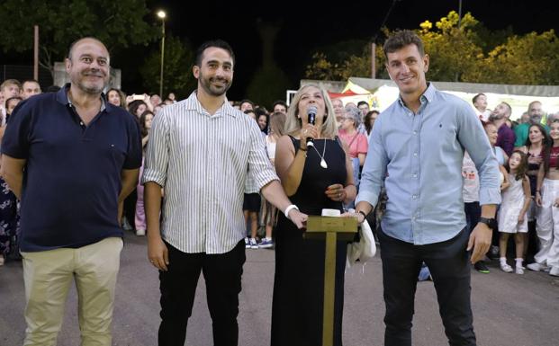 Imagen principal - Gonzalo y Patri pulsaron el botón de encendido tras las actuacioens de Paula Paredes y Ainhoa Flores. 