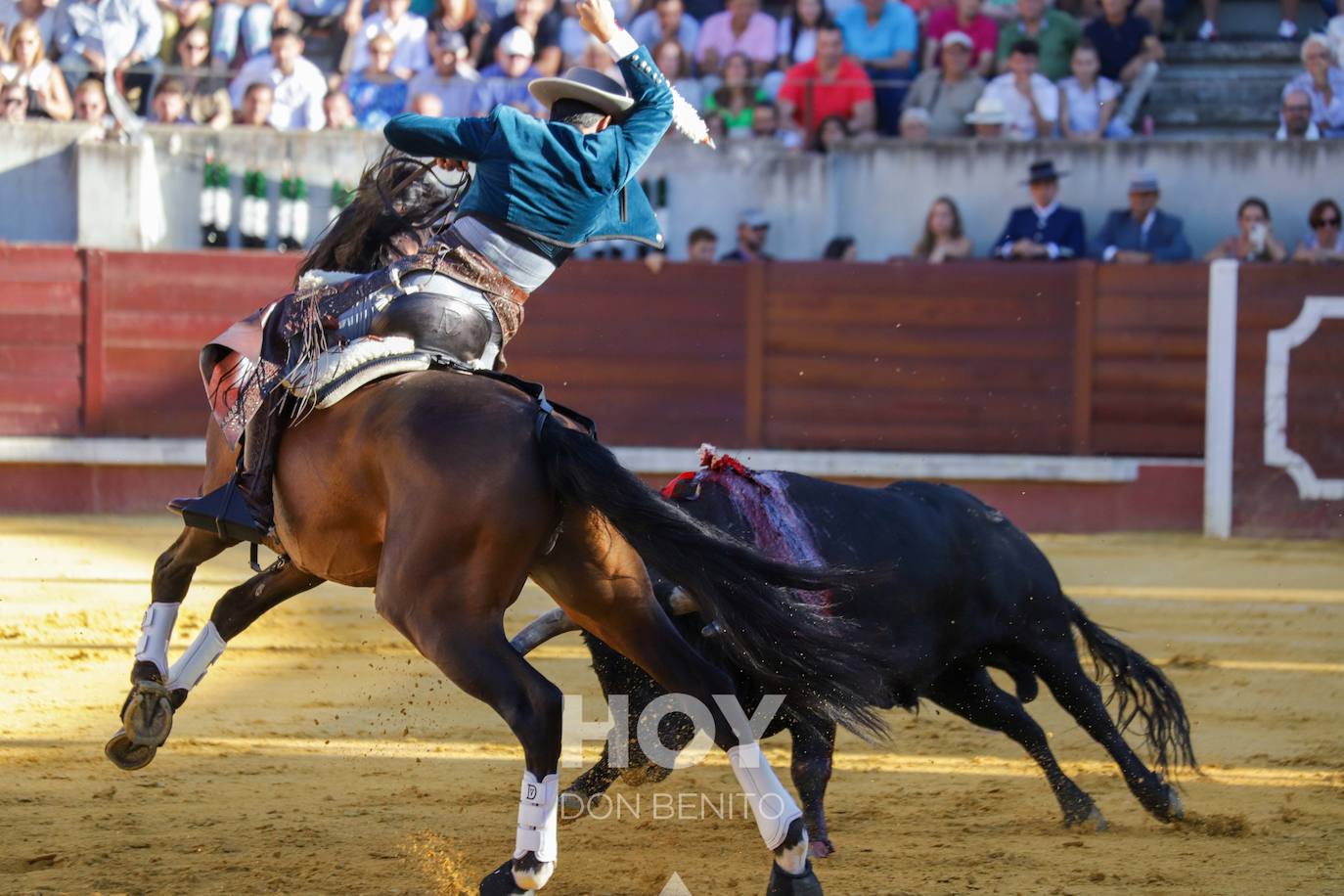 Corrida de toros mixta en la plaza de toros de Don Benito con motivo del día de Extremadura. 