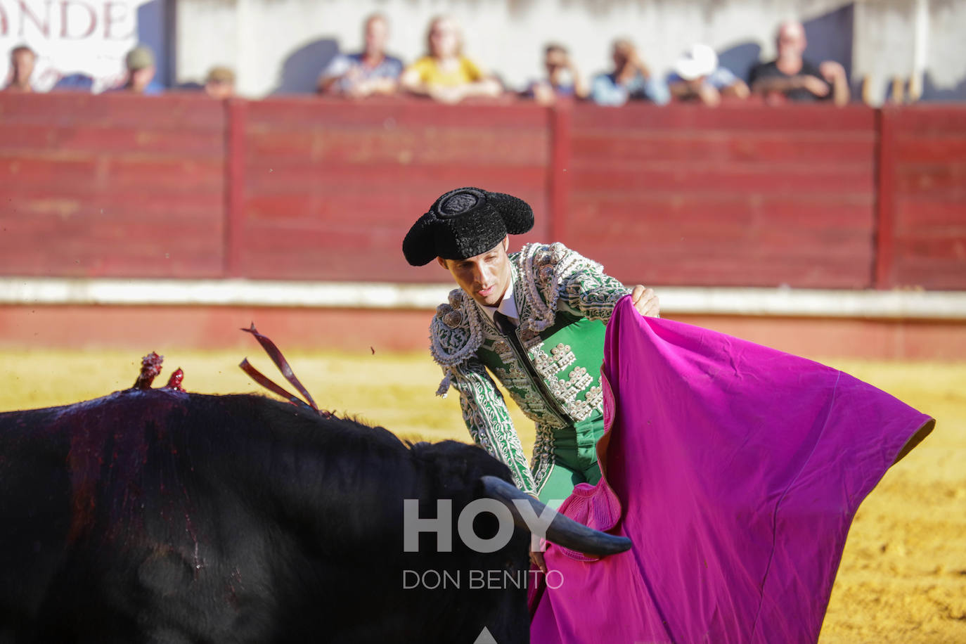 Corrida de toros mixta en la plaza de toros de Don Benito con motivo del día de Extremadura. 