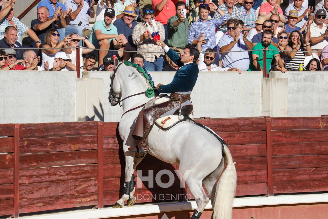 Corrida de toros mixta en la plaza de toros de Don Benito con motivo del día de Extremadura. 