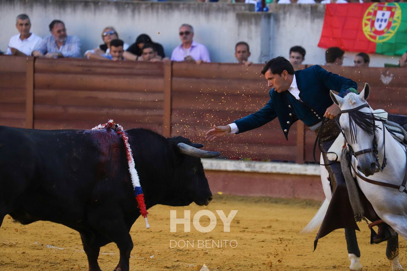 Corrida de toros mixta en la plaza de toros de Don Benito con motivo del día de Extremadura. 