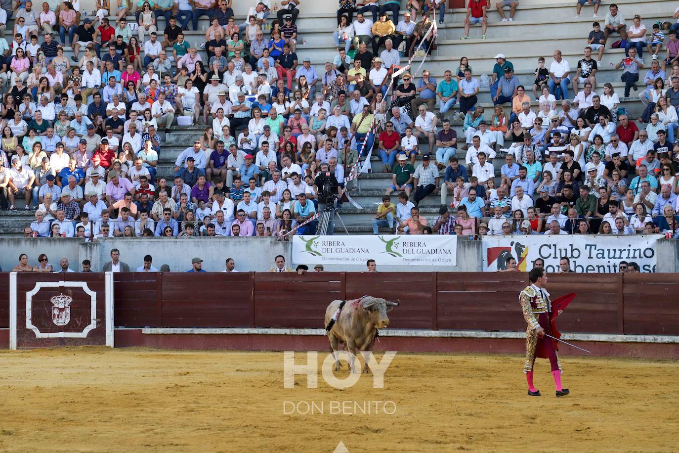 Corrida de toros mixta en la plaza de toros de Don Benito con motivo del día de Extremadura. 