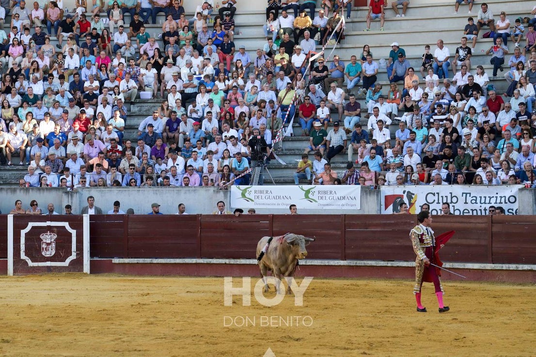 Corrida de toros mixta en la plaza de toros de Don Benito con motivo del día de Extremadura. 