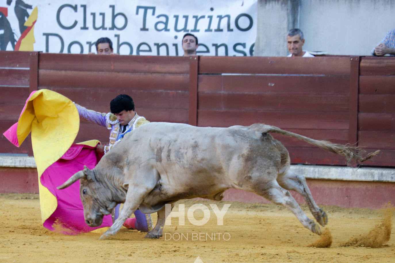 Corrida de toros mixta en la plaza de toros de Don Benito con motivo del día de Extremadura. 