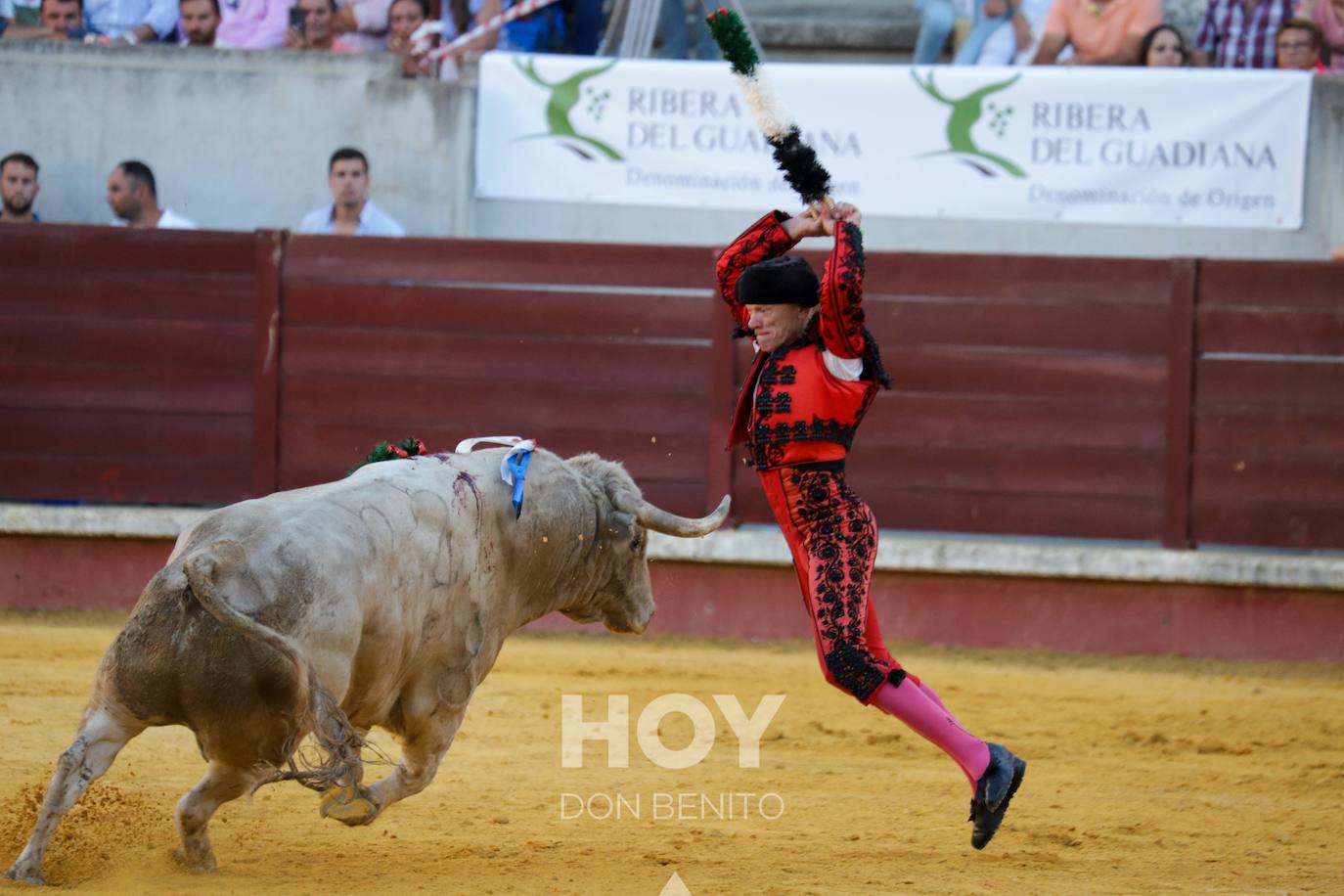 Corrida de toros mixta en la plaza de toros de Don Benito con motivo del día de Extremadura. 