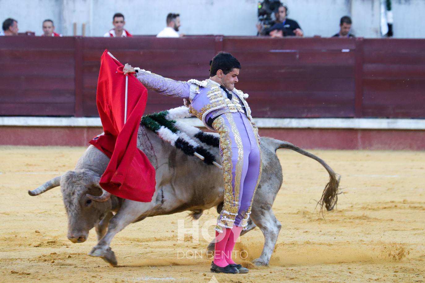 Corrida de toros mixta en la plaza de toros de Don Benito con motivo del día de Extremadura. 