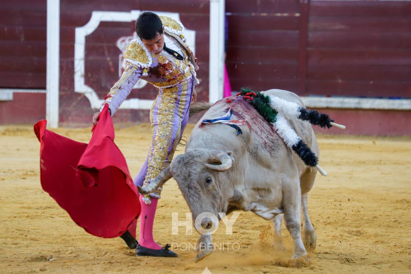 Corrida de toros mixta en la plaza de toros de Don Benito con motivo del día de Extremadura. 