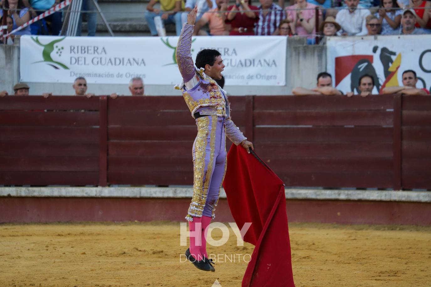 Corrida de toros mixta en la plaza de toros de Don Benito con motivo del día de Extremadura. 