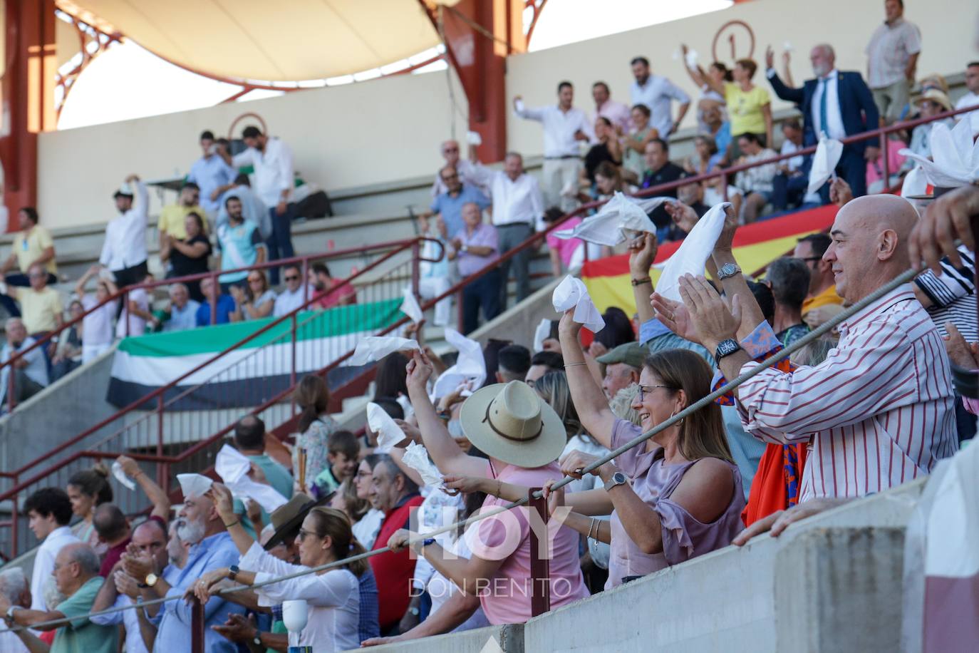Corrida de toros mixta en la plaza de toros de Don Benito con motivo del día de Extremadura. 