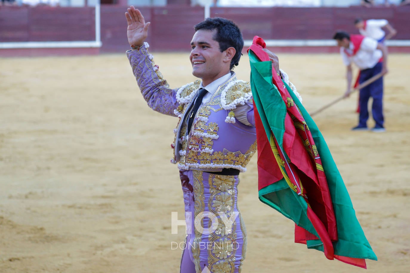 Corrida de toros mixta en la plaza de toros de Don Benito con motivo del día de Extremadura. 