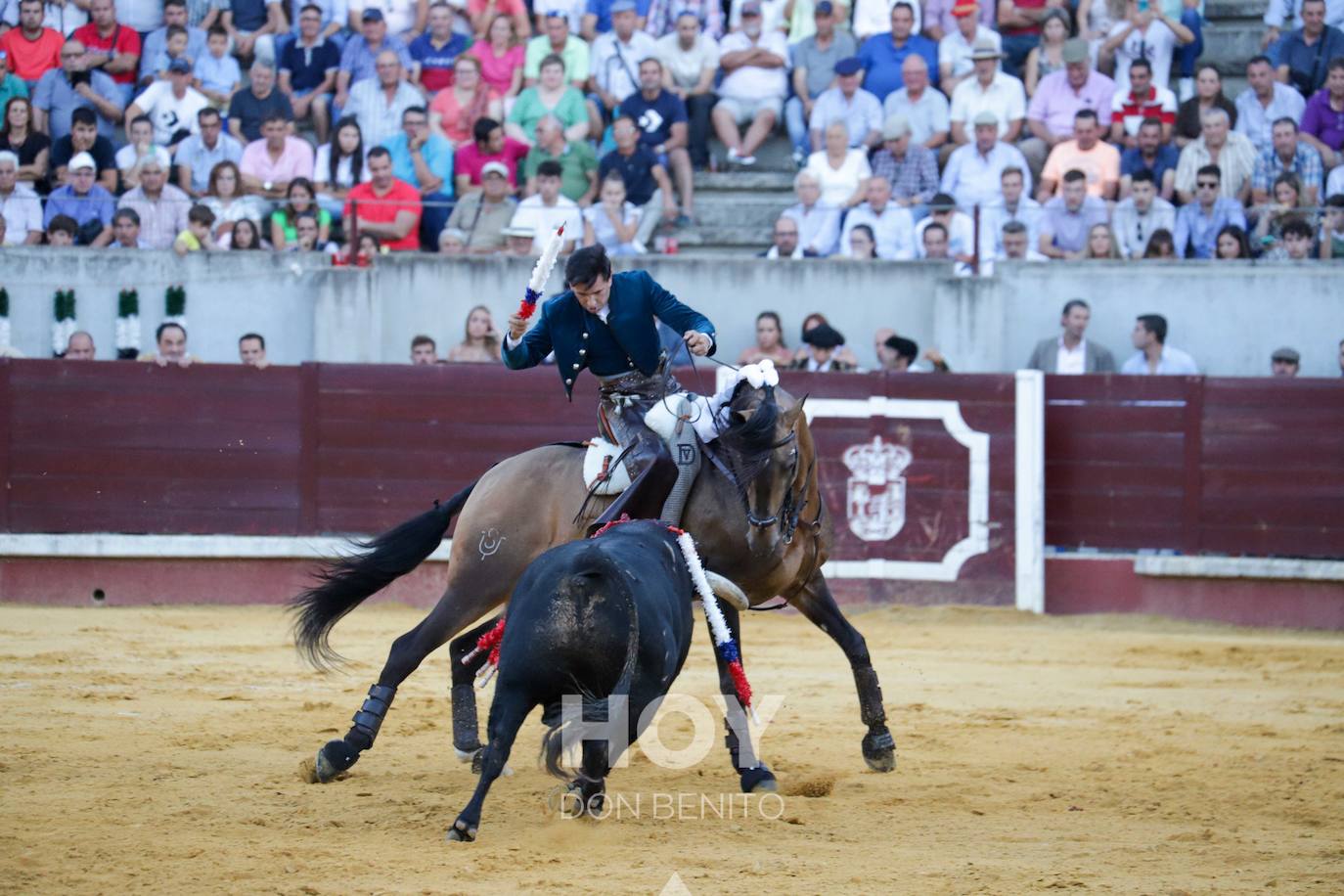 Corrida de toros mixta en la plaza de toros de Don Benito con motivo del día de Extremadura. 