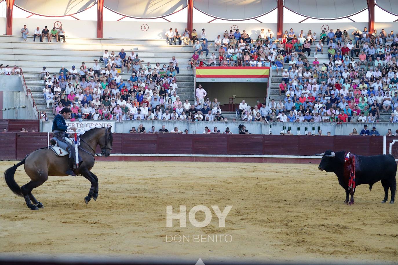 Corrida de toros mixta en la plaza de toros de Don Benito con motivo del día de Extremadura. 